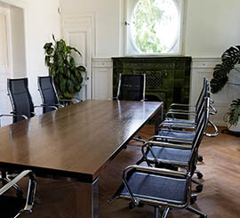 Sedie di design in rete traspirante per tavolo meeting e incontri