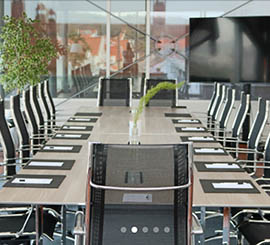 Sedia in rete traspirante dal design minimal per sala riunioni, meeting e incontri