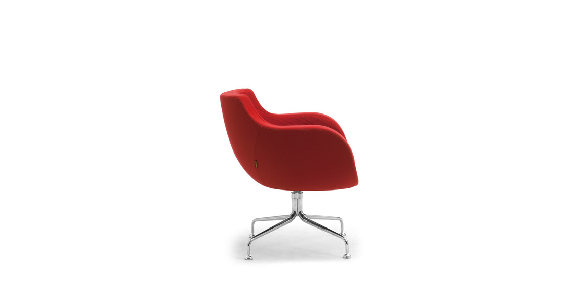 poltrona relax lounge egg chair dal design a uovo per hall e ingresso hotel Victoria