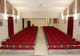 Sedie e panche mobili per sala parrocchiale, aree collettive polivalenti Cortina